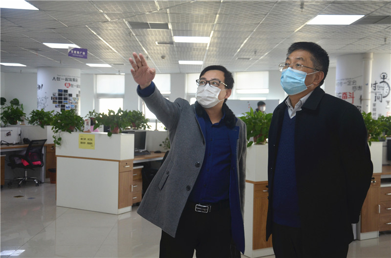 中共安陽市委統(tǒng)戰(zhàn)部副部長、市工商聯(lián)黨組書記郭洪俠一行調(diào)研安陽青峰防疫工作和復工復產(chǎn)情況