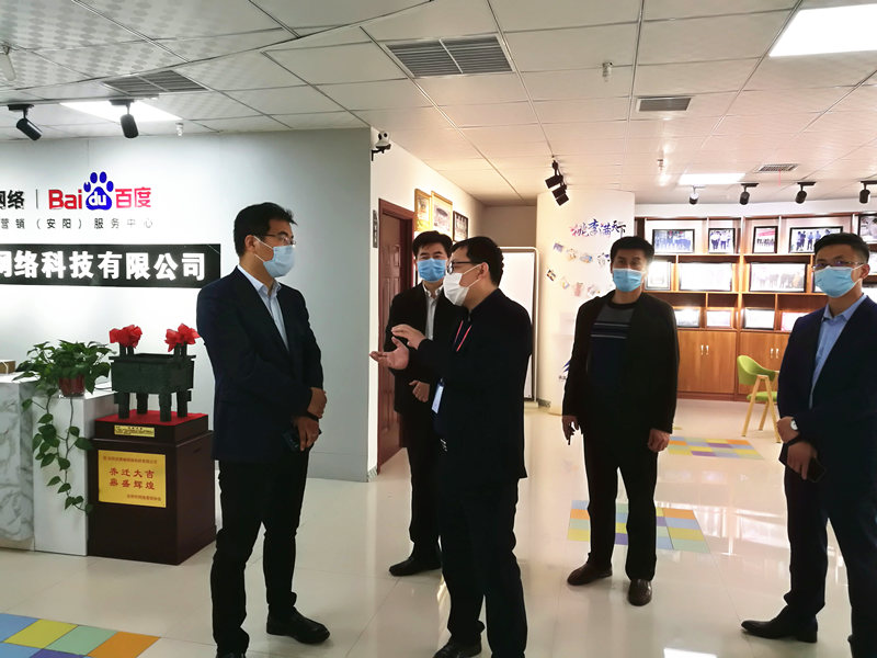 安陽(yáng)市商務(wù)局副局長(zhǎng)張躍勇，攜同天津伍創(chuàng)電子商務(wù)有限公司李富民一行蒞臨安陽(yáng)青峰網(wǎng)絡(luò)參觀指導(dǎo)！！
